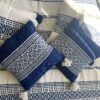 Housses de coussins marocaines bleu et écru à motifs berbères – décoration artisanale du Maroc – Collection Tazra – KanelDéco