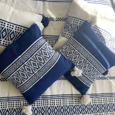 Housses de coussins marocaines bleu et écru à motifs berbères – décoration artisanale du Maroc – Collection Tazra – KanelDéco