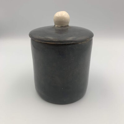 Boite tadelakt bleu pompon blanc. Boite fermée