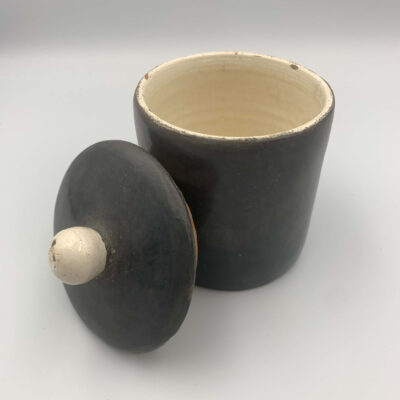 Boite tadelakt bleu pompon blanc. Boite ouverte