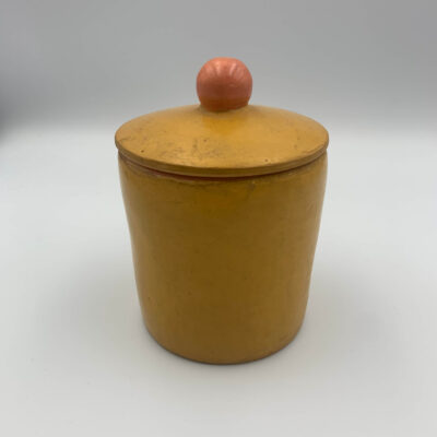 Boite tadelakt jaune safran couvercle pompon. Boite fermée.