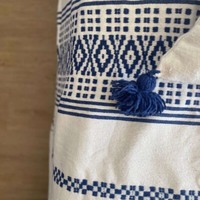 Couvre-lit maroc berbère blanc bleu bohème collection izmar - artisanat marocain berbère - Kanel Déco