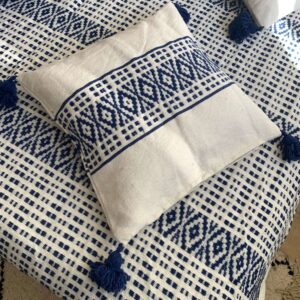 Housse de coussin marocaine écru et bleu à motifs berbères – tissage artisanal du Maroc – Collection Tazra – KanelDéco
