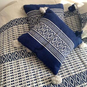 Coussins marocains bleu marine et blanc à motifs berbères – déco artisanale tissée main – Collection Tazra – KanelDéco