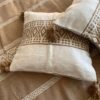 Coussins marocains beige et blanc à pompons – tissage artisanal berbère – Collection Tazra – KanelDéco