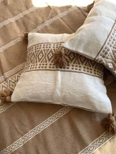 Coussins marocains beige et blanc à pompons – tissage artisanal berbère – Collection Tazra – KanelDéco