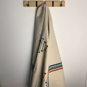Plaid Tazra marocain 1x2 mètres sable motifs berbères sur porte-manteaux