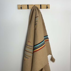 Plaid Tazra marocain 1x2 mètres camel motifs berbères sur porte-manteaux