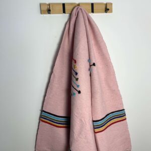 Plaid Tazra marocain 1x2 mètres rose motifs berbères sur porte-manteaux