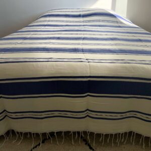 Couvre-lit marocain berbère collection Azel présenté sur un lit