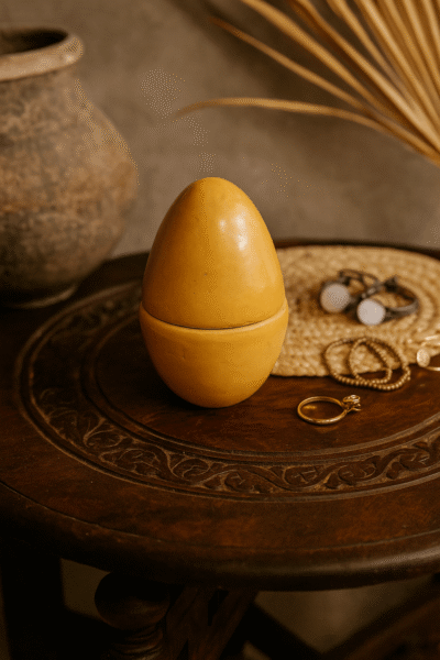 Boite céramique tadelakt Ovalia H 14 cm kaneldéco mise en scène guéridon bois - artisanat marocain - Kanel Déco