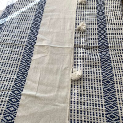 Couvre-lit maroc berbère blanc bleu bohème collection izmar - artisanat marocain berbère - Kanel Déco