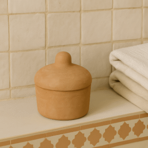 Boite céramique tadelakt sable Akal mise en scène salle de bains - artisanat marocain - Kanel Déco